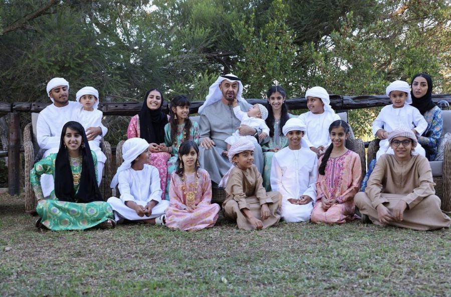 نشر رئيس الإمارات محمد بن زايد صورة عائلية بمناسبة عيد الفطر