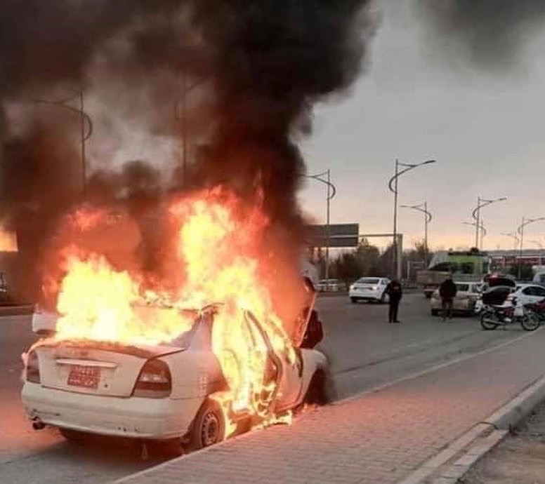 â€Žئۆتۆمبێلیکی تاکسی لەسەر رێگای سەرەکی سلێمانی تاسڵوجە  لە نزیک گەرەکی راپەرین گڕی گرت